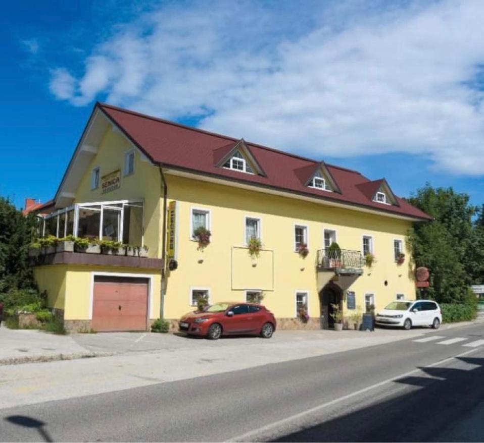 Hôtel Gostisce Senica à Senovo Extérieur photo