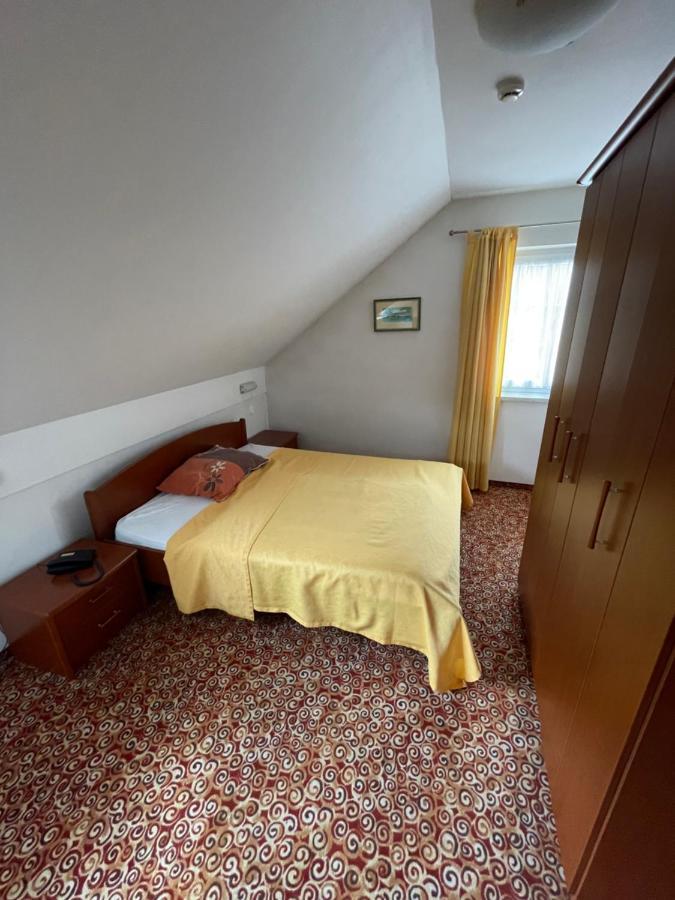 Hôtel Gostisce Senica à Senovo Extérieur photo