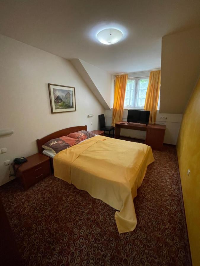 Hôtel Gostisce Senica à Senovo Extérieur photo