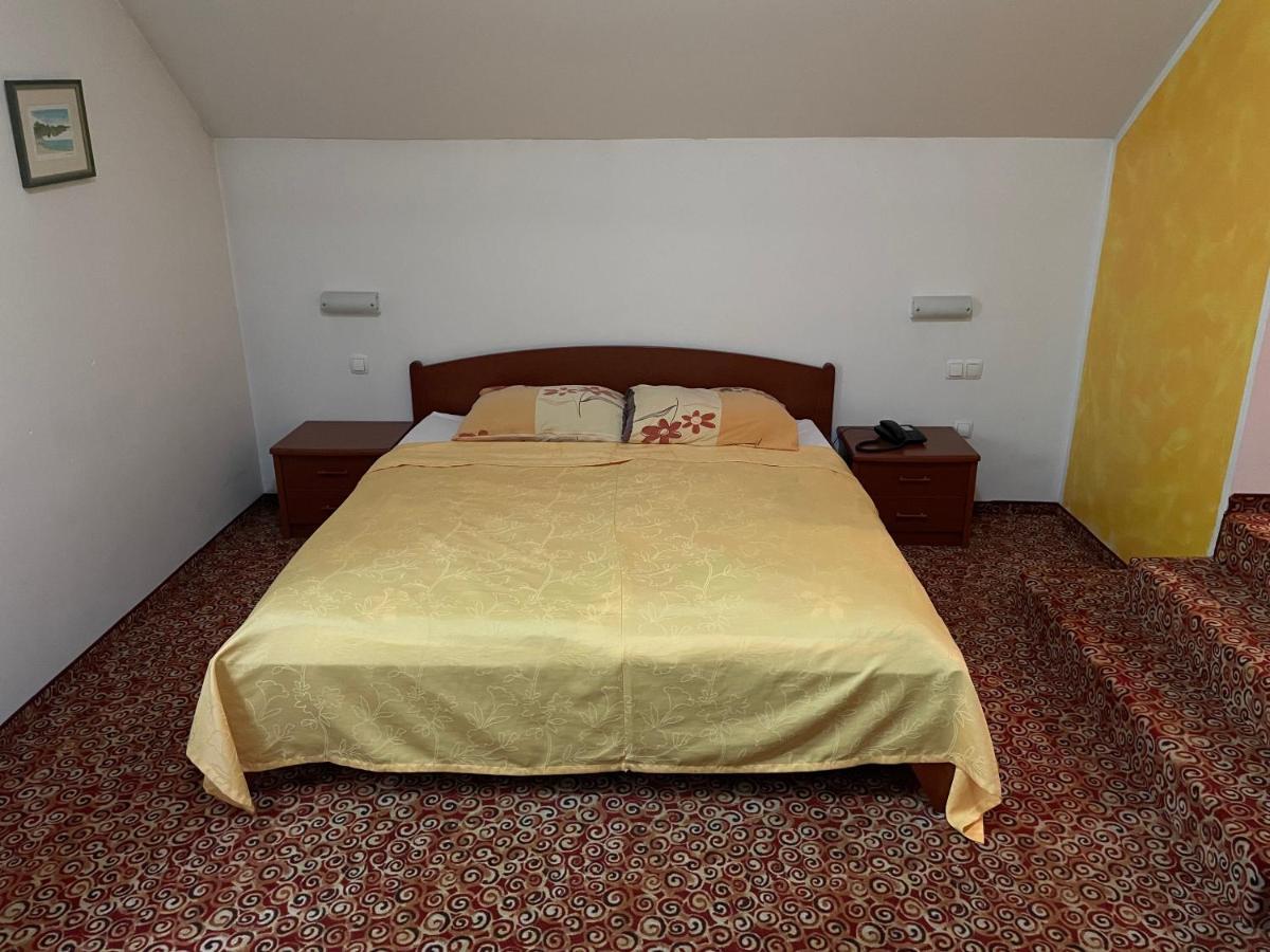 Hôtel Gostisce Senica à Senovo Extérieur photo